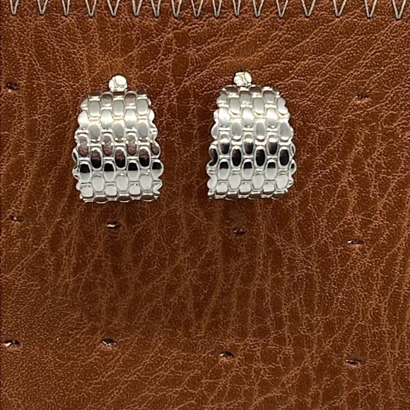Earrings Silver Toned with a basket weave pattern - Picture 1 of 3